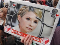 Трое сторонников Тимошенко так прониклись ее проблемами, что прямо под окнами Януковича приковали себя к забору